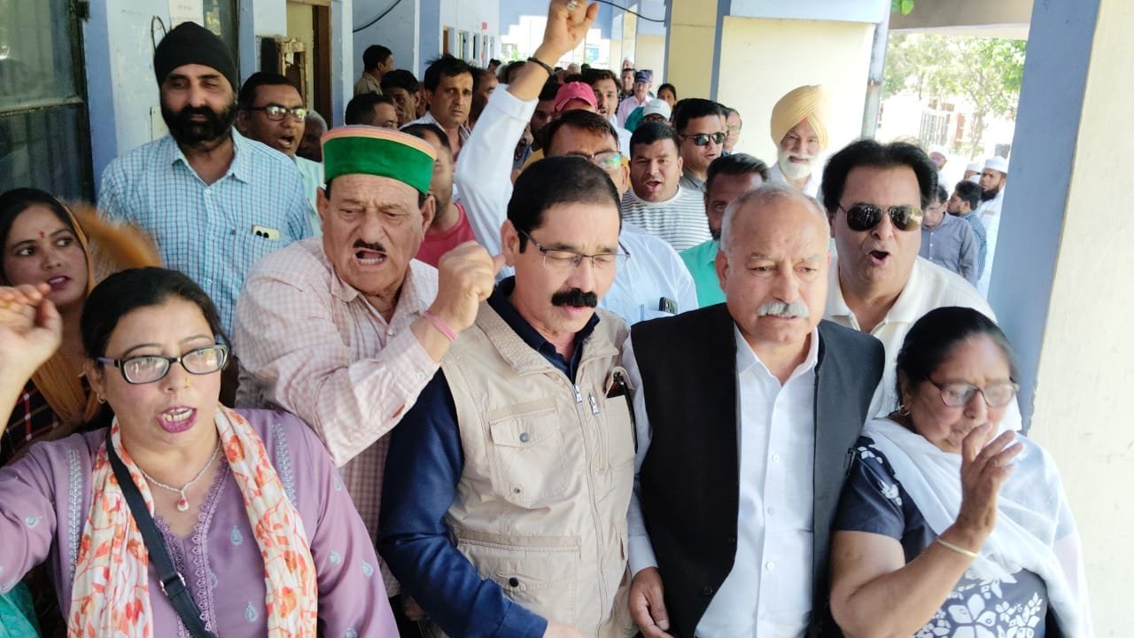 कार्मिकों को पुरानी पेंशन (ओपीएस) लागू करने को मोर्चा ने बोला हल्ला