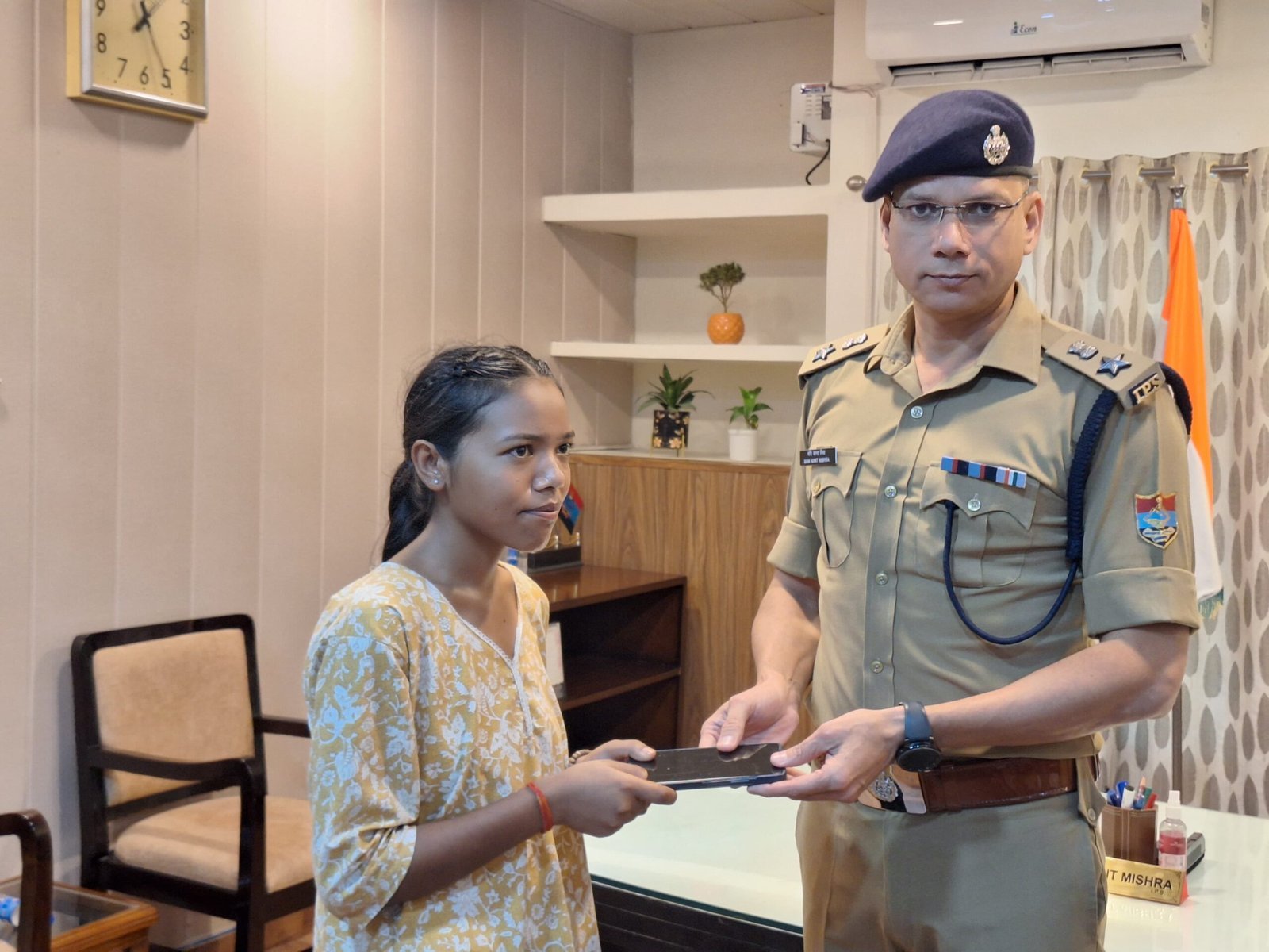 एसएसपी मणिकांत मिश्रा ने खोए फोन लौटाकर लौटाई चेहरों पर मुस्कान; ₹20 लाख से अधिक के मोबाइल बरामद, CEIR पोर्टल ने निभाई अहम भूमिका