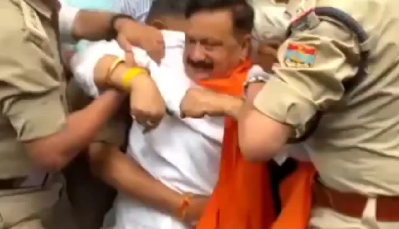 उत्तराखंड कांग्रेस का राज्यपाल से समय न मिलने पर राजभवन के बाहर विरोध, करन माहरा गिरफ्तार