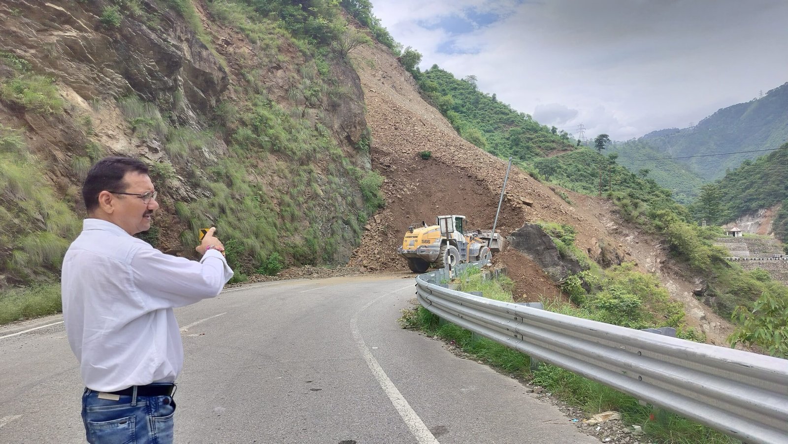 जवाड़ी बाईपास के मध्य बाधित चल रहे मार्ग का पुलिस उपाधीक्षक रुद्रप्रयाग ने किया निरीक्षण