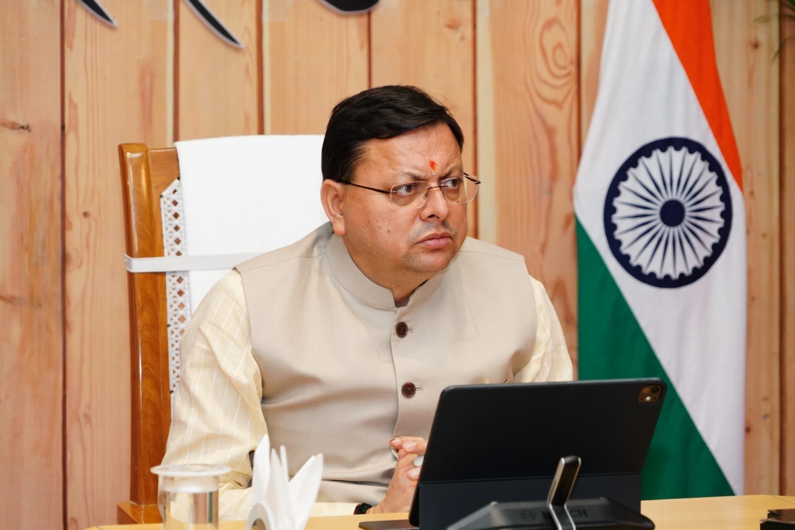 मुख्यमंत्री पुष्कर सिंह धामी ने शासकीय आवास पर अधिकारियों के साथ बैठक कर प्रदेश में संचालित सभी टोल फ्री नंबरों की जानकारी ली