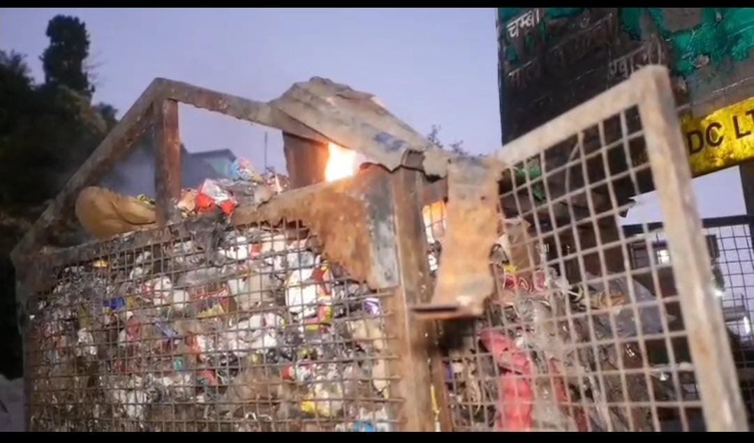 सुरकंडा देवी धाम में आस्था के बीच फैली अव्यवस्था, कचरे और धुएं से दम तोड़ती प्रकृति