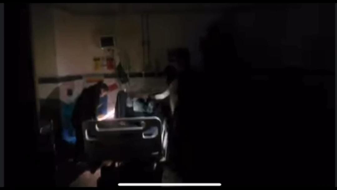 बिजली गुल होने पर मोबाइल टॉर्च की रोशनी में इलाज, जिला अस्पताल पौड़ी की लापरवाही फिर उजागर