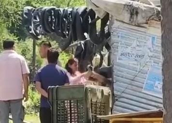 महिला ने युवक की जूतों से की पिटाई वीडियो सोशल मीडिया पर वायरल