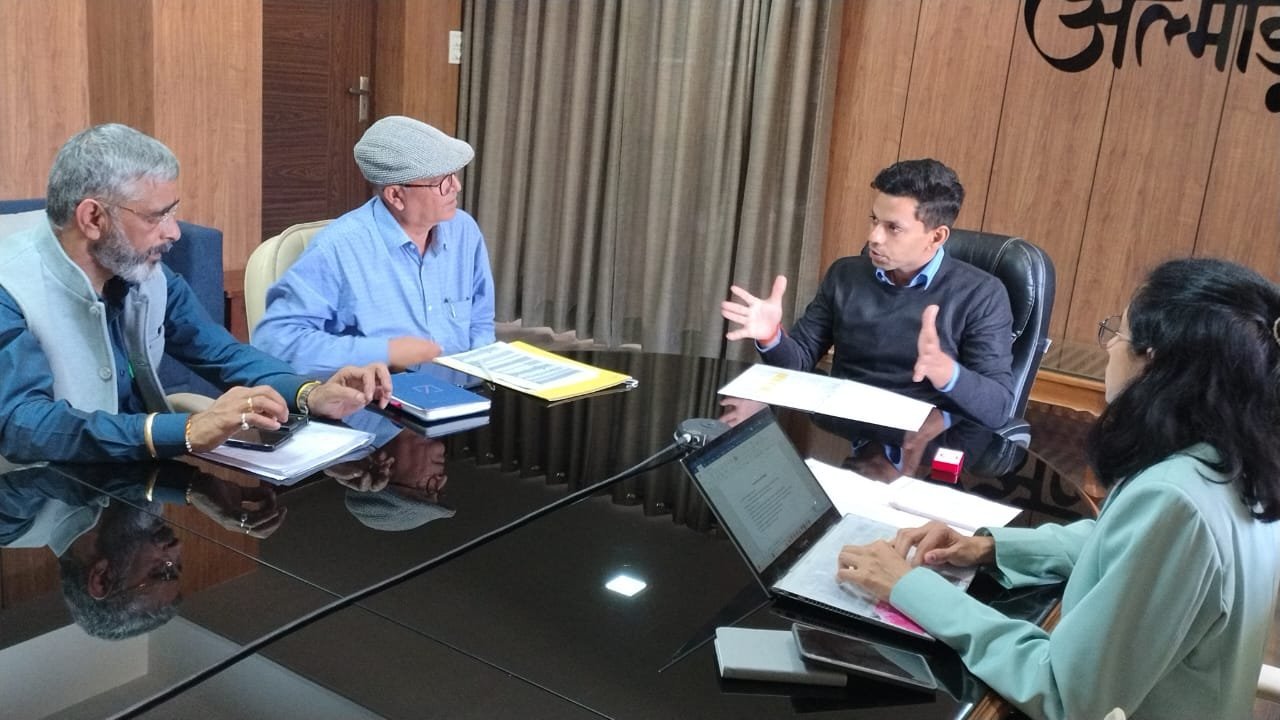 जिलाधिकारी अंशुल सिंह ने चिकित्सा विभाग के अधिकारियों के साथ चिकित्सा व्यवस्था, डॉक्टर्स, उपलब्ध संसाधनों इत्यादि के संबंध में समीक्षा बैठक की