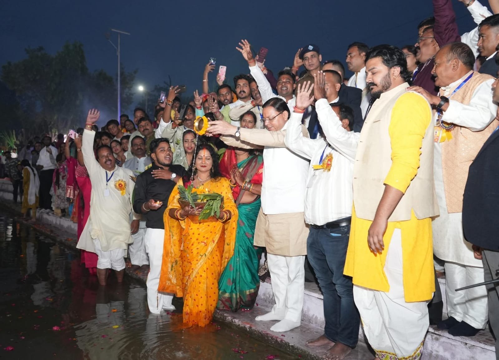 उत्तराखंड के मुख्यमंत्री पुष्कर सिंह धामी ने खटीमा में भगवान सूर्य को अर्पित किया अर्घ्य