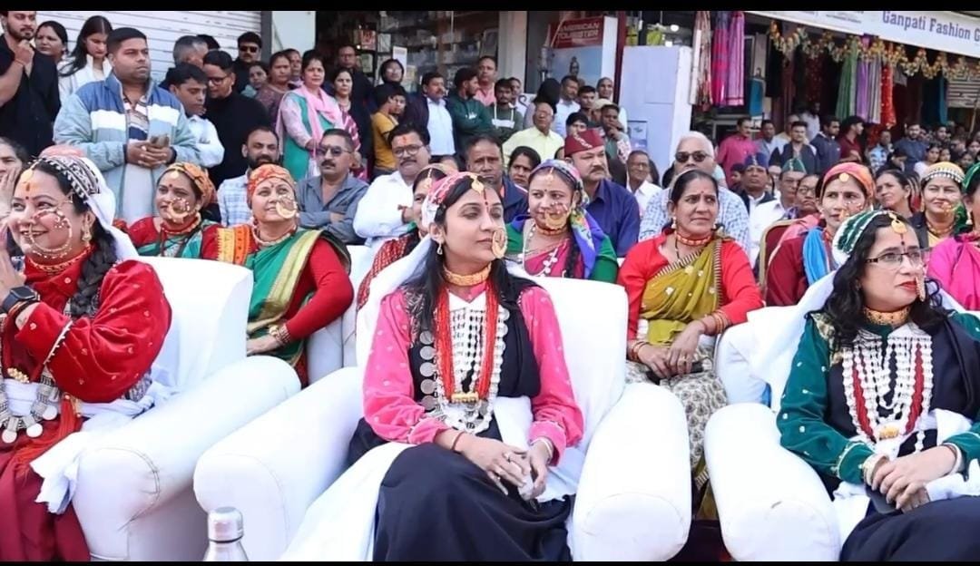 “मि उत्तराखंडी छौं” कार्यक्रम में जिलाधिकारी स्वाति भदौरिया ने पारंपरिक वेशभूषा में दिया संस्कृति संरक्षण का संदेश