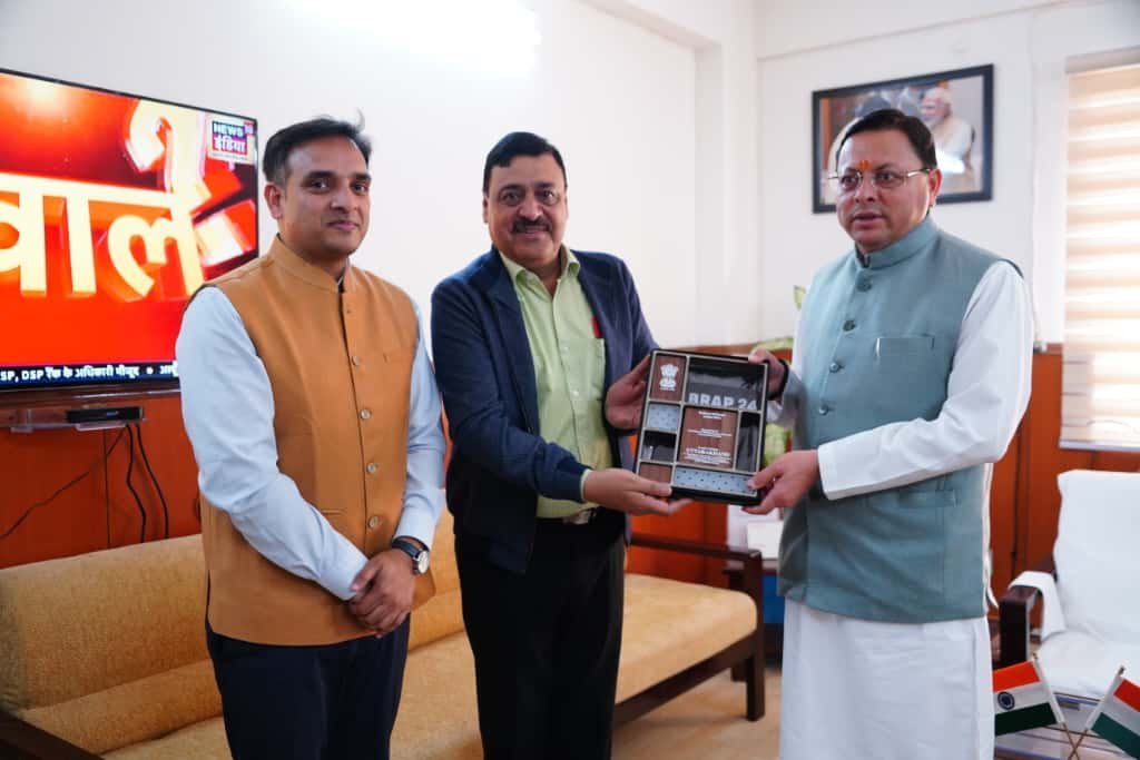 मुख्यमंत्री को सौंपा प्रदेश को राष्ट्रीय स्तर पर मिले व्यापार सुधार कार्ययोजना के तहत टॉप अचीवर्स पुरस्कार