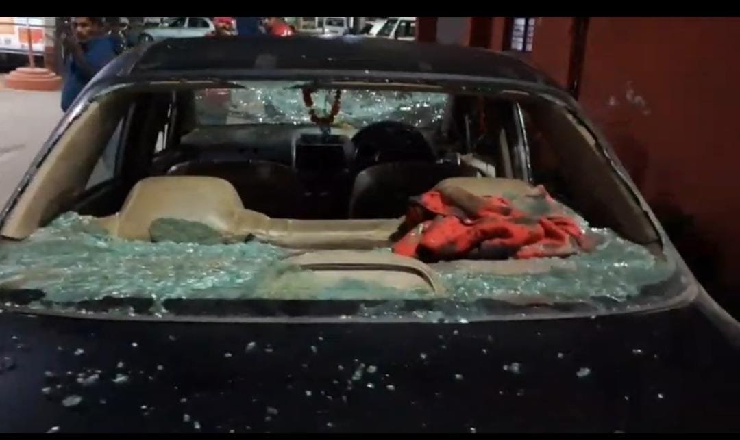 रायवाला में अंग्रेजी शराब दुकान के बाहर बवाल: दो गुटों में मारपीट, कारों के शीशे तोड़े