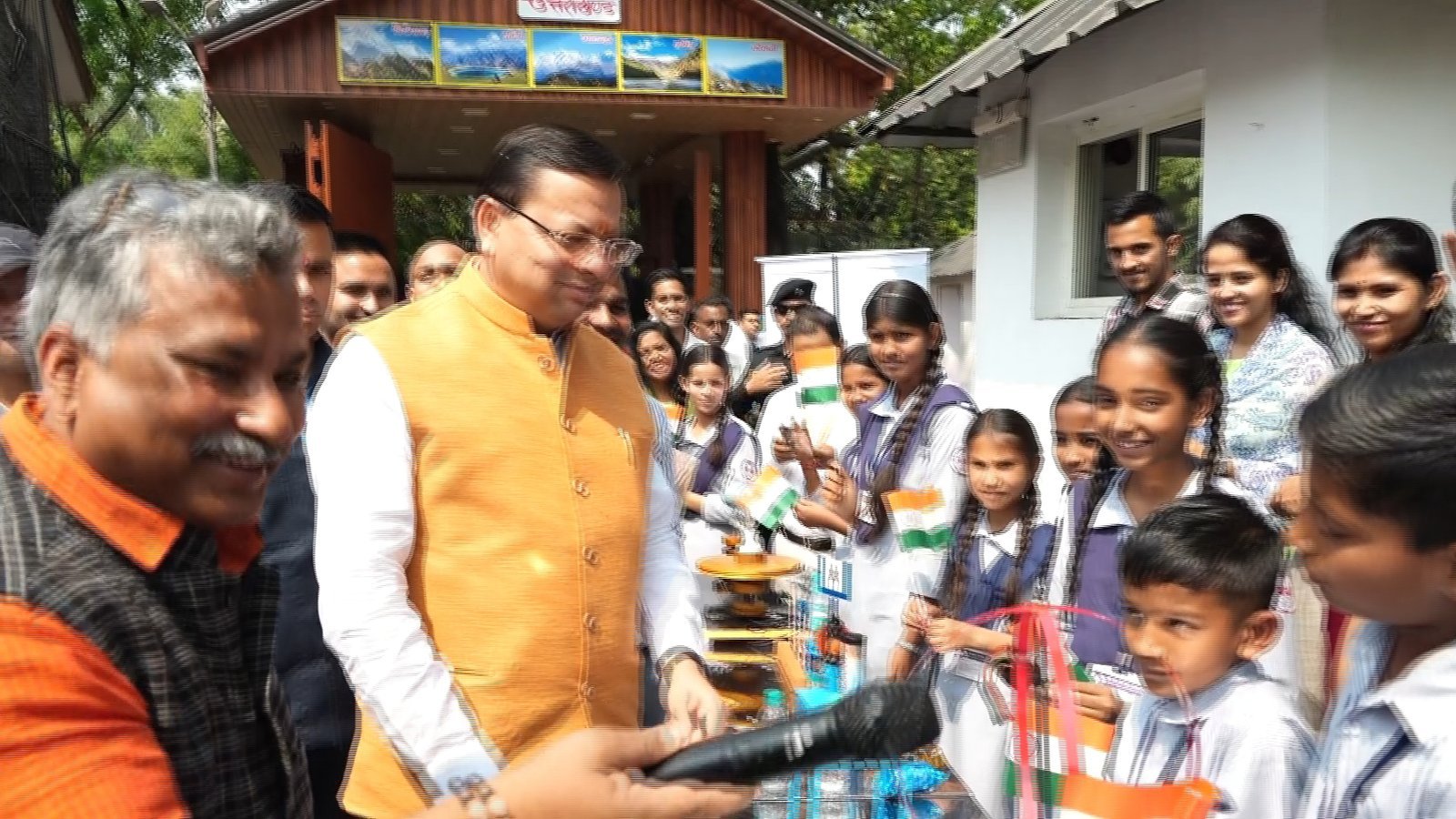 लैब ऑन व्हील्स-मोबाइल साइंस लैब परियोजना के द्वितीय चरण का मुख्यमंत्री ने किया शुभारंभ