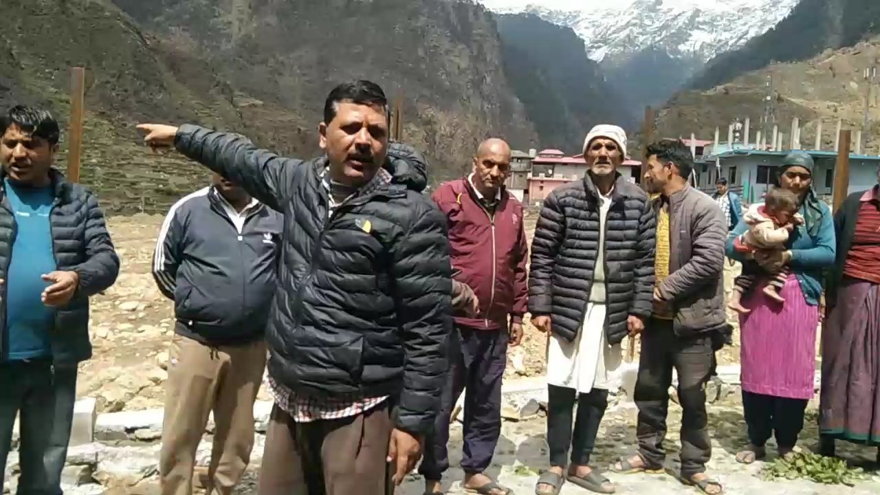 रोप वे के बहाने ग्रामीणों को घरों में कर दिया कैद, ग्रामीणों ने निर्माण कार्य रुकवाया, रास्ता न दिया तो कोर्ट का दरवाजा खटखटाएंगे