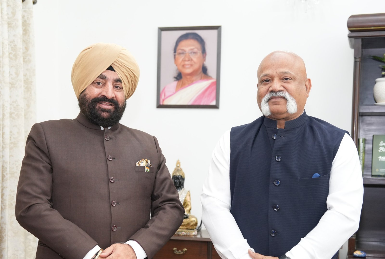 राज्यपाल लेफ्टिनेंट जनरल गुरमीत सिंह से राजभवन में उत्तराखण्ड राज्य खेल विश्वविद्यालय के नवनियुक्त कुलपति अमित सिन्हा ने शिष्टाचार भेंट की