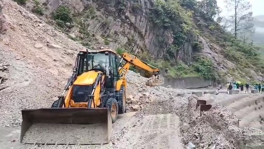रुद्रप्रयाग में लगातार जारी है भारी बारिश,जिसके चलते राष्ट्रीय राजमार्ग बाधित…