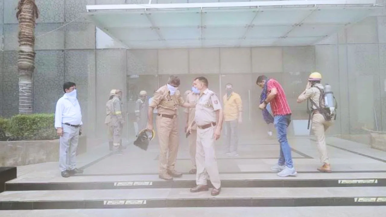 नोएडा के मॉल में भीषण आग, बाहर भागे लोग, अंदर भरा धुंआ