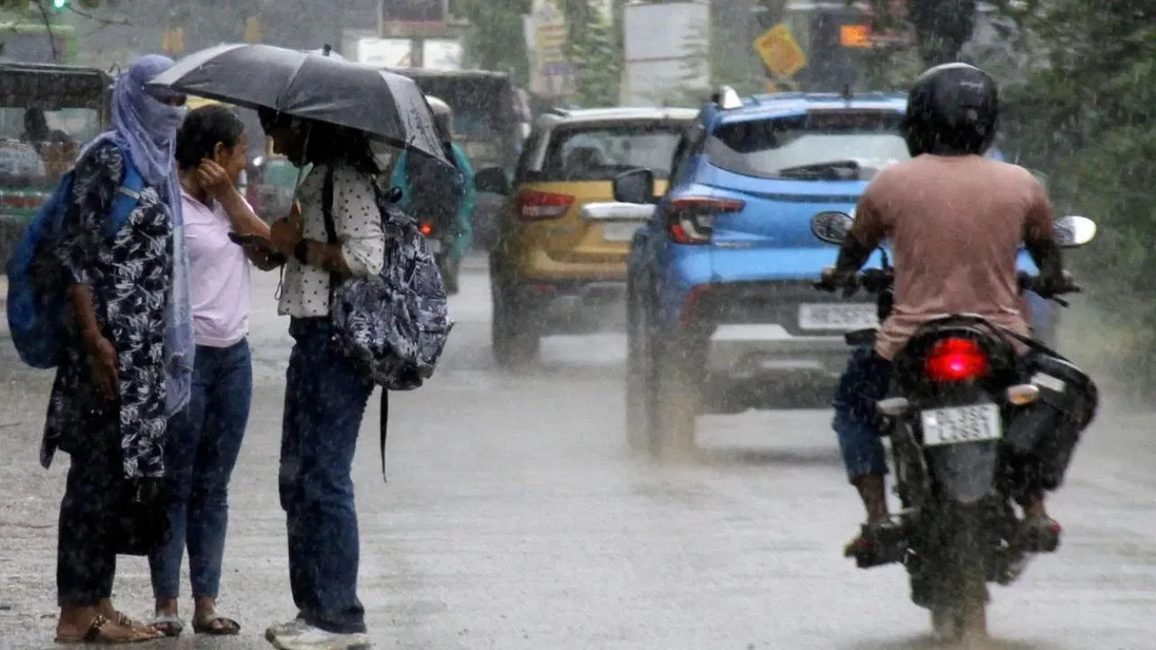 दिल्ली में झमाझम बारिश से बदला मौसम, अगले 48 घंटे के लिए येलो अलर्ट, ऐसे बीतेंगे 5 दिन