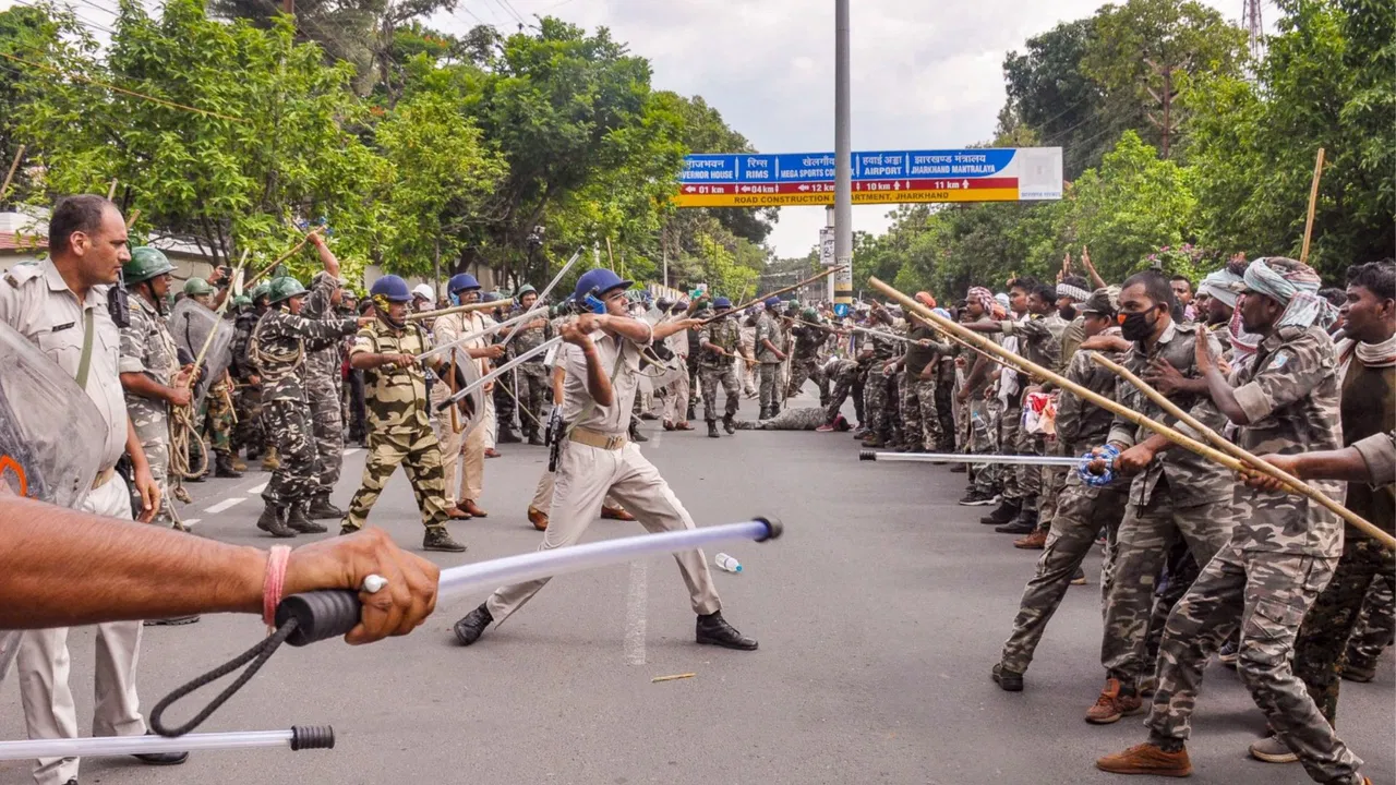 पुलिस ने पुलिस को दौड़ा-दौड़ा कर पीटा, जमकर चले लाठी-डंडे