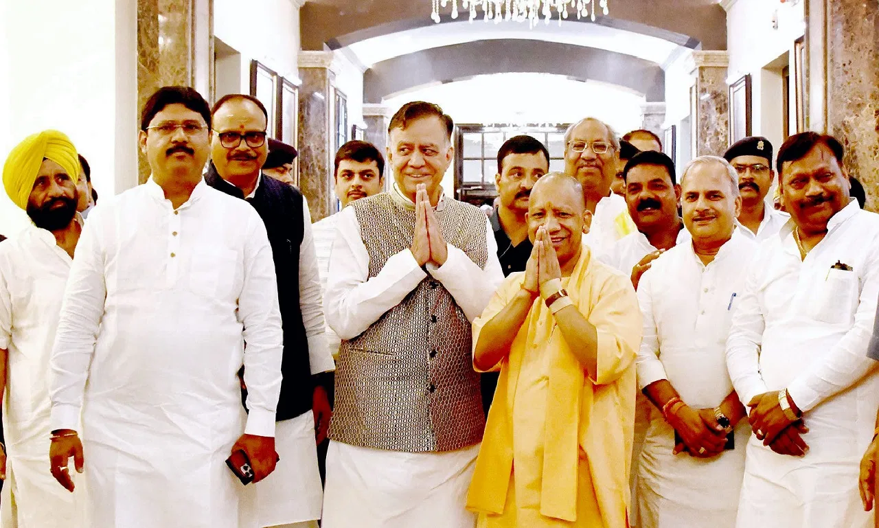 विधानसभा में राजा भैया समेत इन विधायकों ने छुए सीएम योगी के पैर